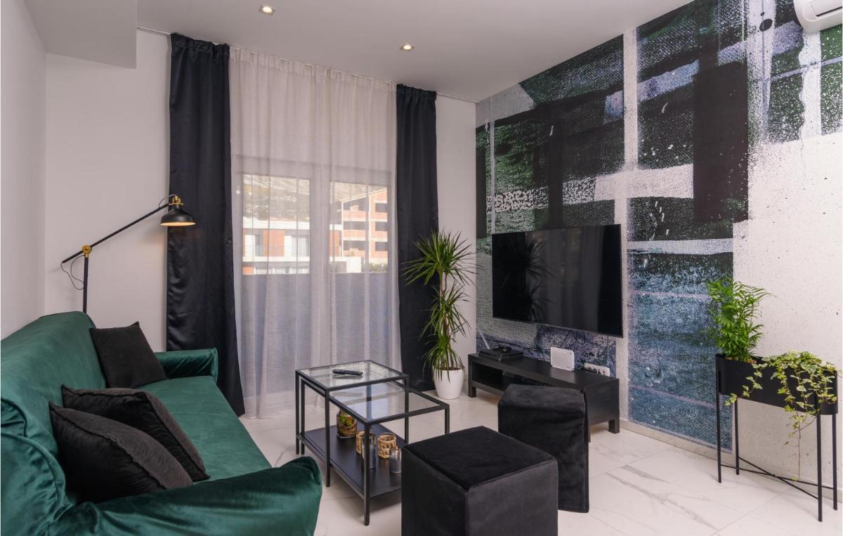2 Bedroom Lovely Apartment In Kastel Gomilica - Housity