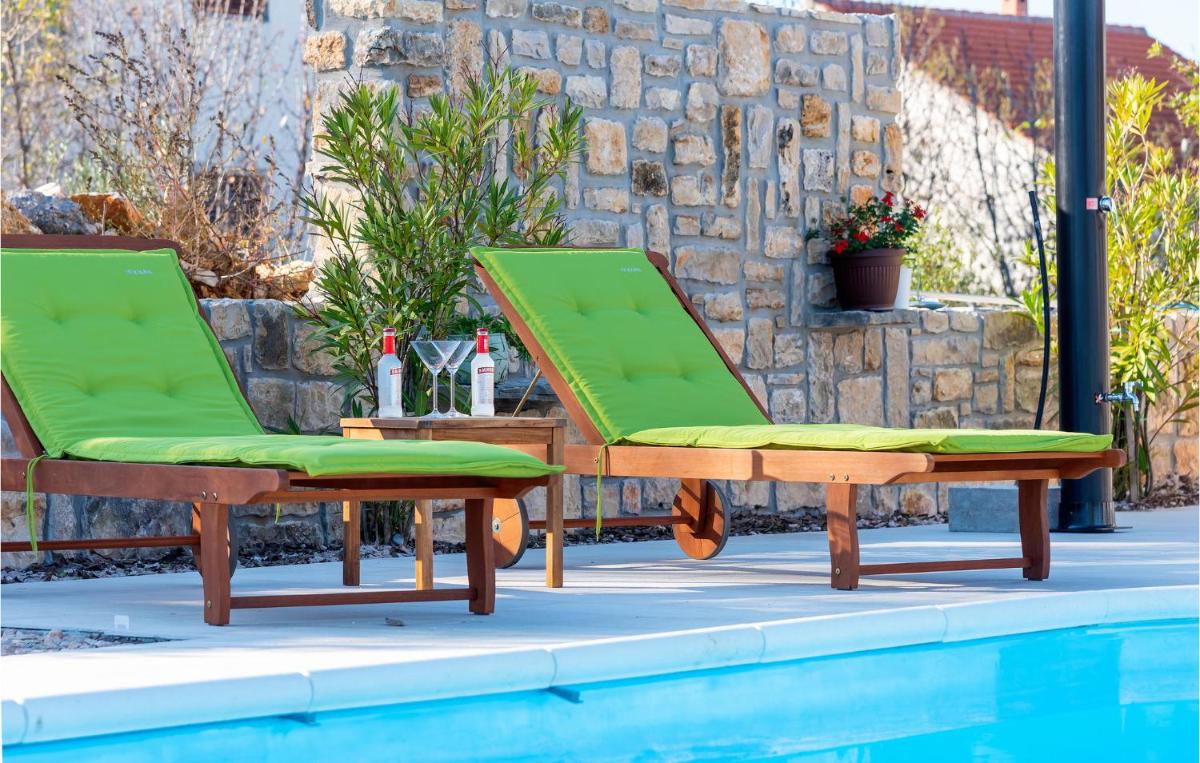 Nice Home In Puljane With Wifi - Housity
