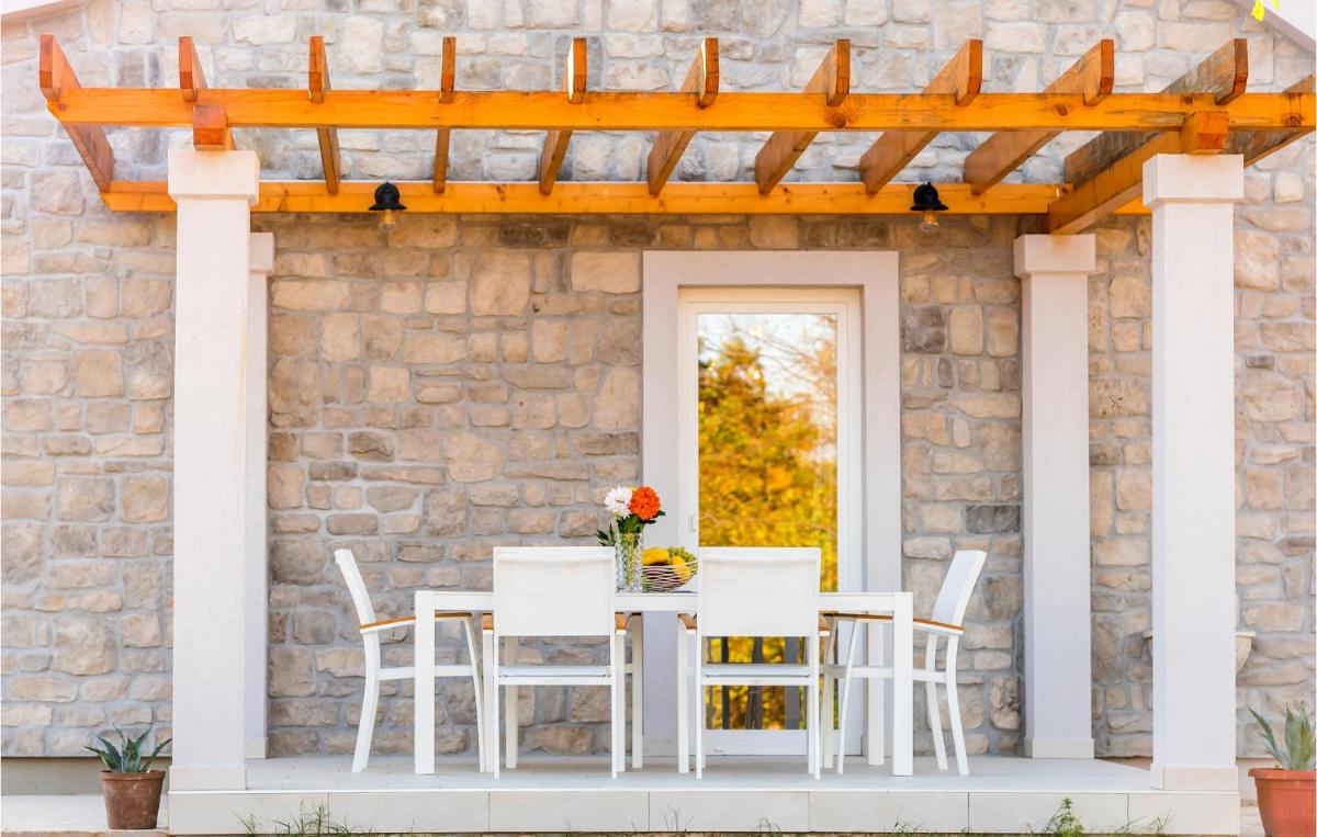 Nice Home In Puljane With Wifi - Housity