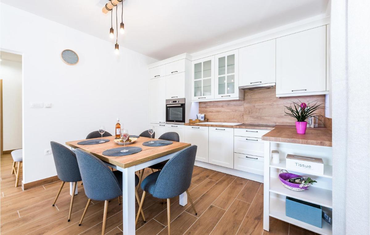 Nice Home In Puljane With Wifi - Housity
