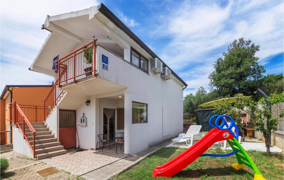 1 Bedroom Gorgeous Apartment In Marcana - Housity