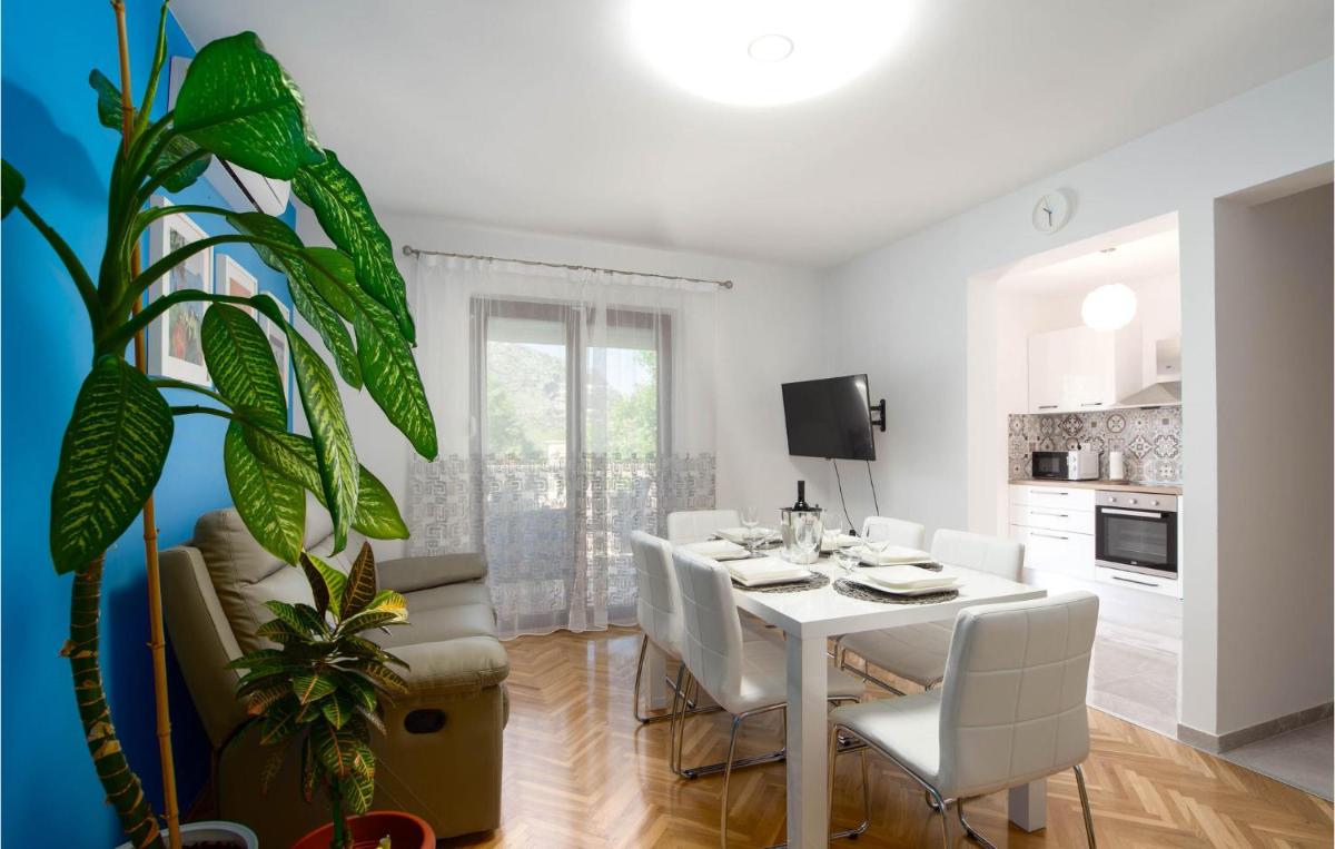 Awesome Home In Zrnovnica With Kitchen - Housity
