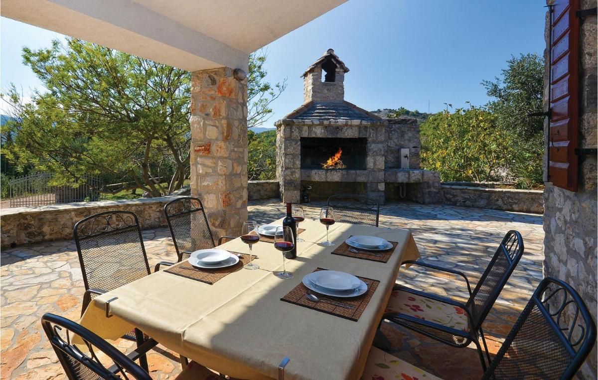 Nice Home In Stari Grad With 2 Bedrooms, Wifi And Private Swimming Pool - Housity