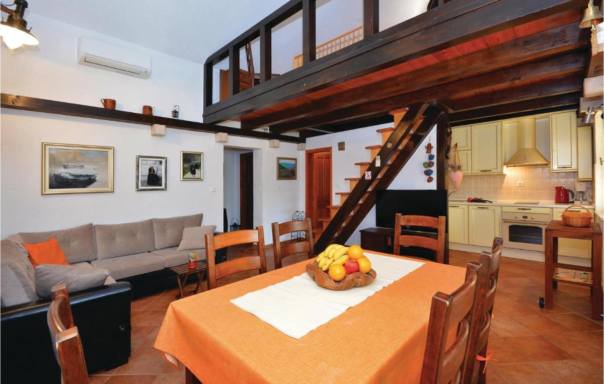 Nice Home In Stari Grad With 2 Bedrooms, Wifi And Private Swimming Pool - Housity