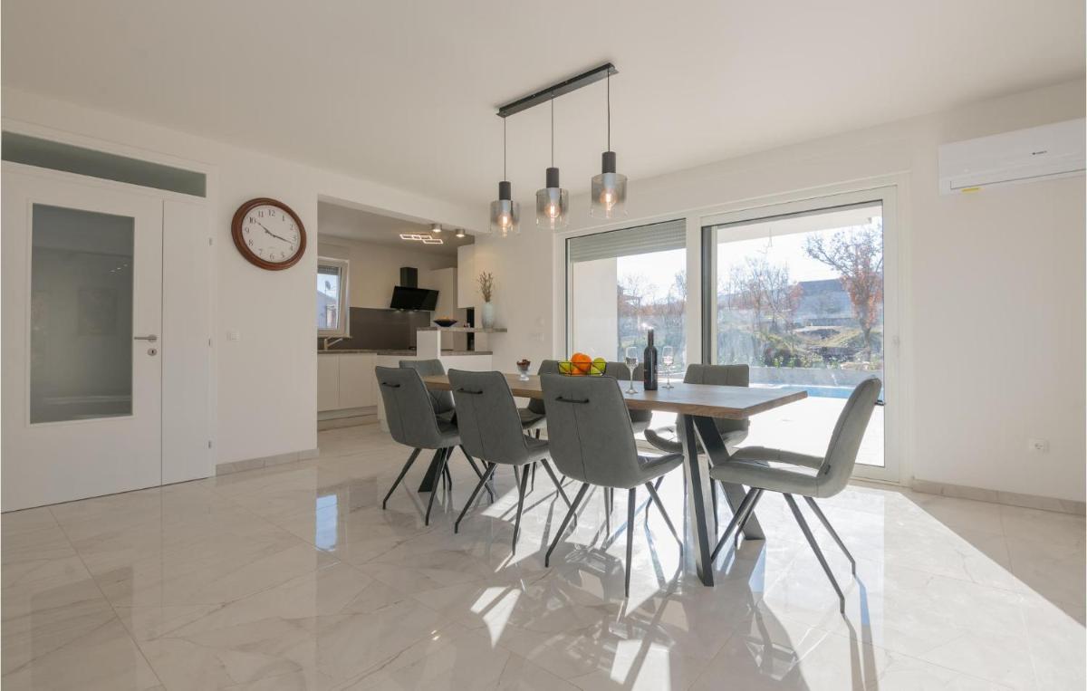 Stunning Home In Ivanbegovina With Wifi - Housity