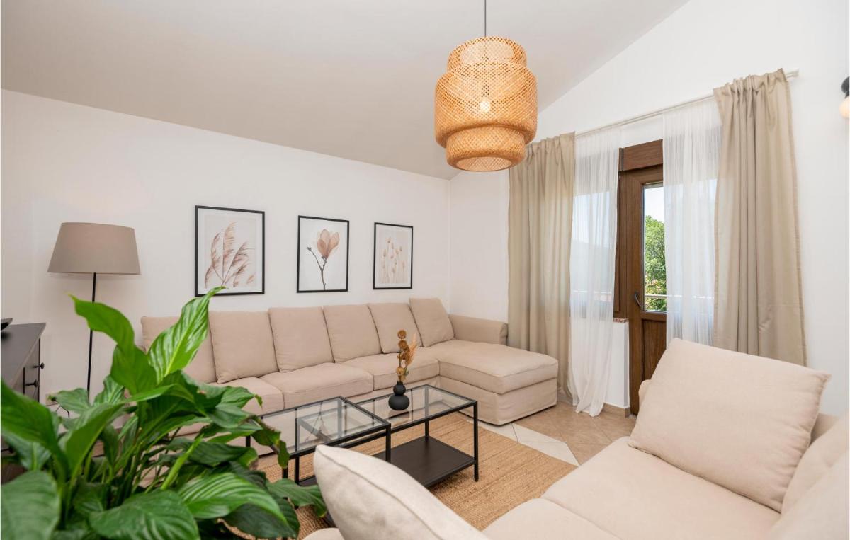 5 Bedroom Stunning Home In Lovrec - Housity