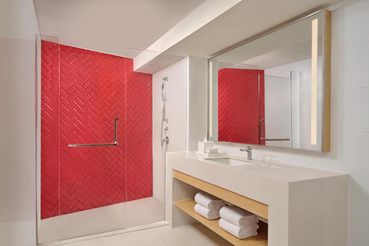Four Points by Sheraton Surabaya, Tunjungan Plaza - Housity