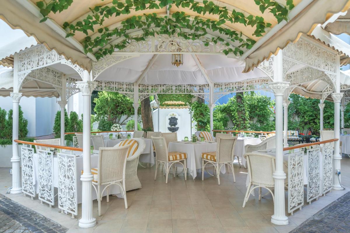 a gazebo with tables and chairs in a restaurant at The Imperial, New Delhi in New Delhi a gazebo with tables and chairs in a restaurant at The Imperial, New Delhi in New Delhi