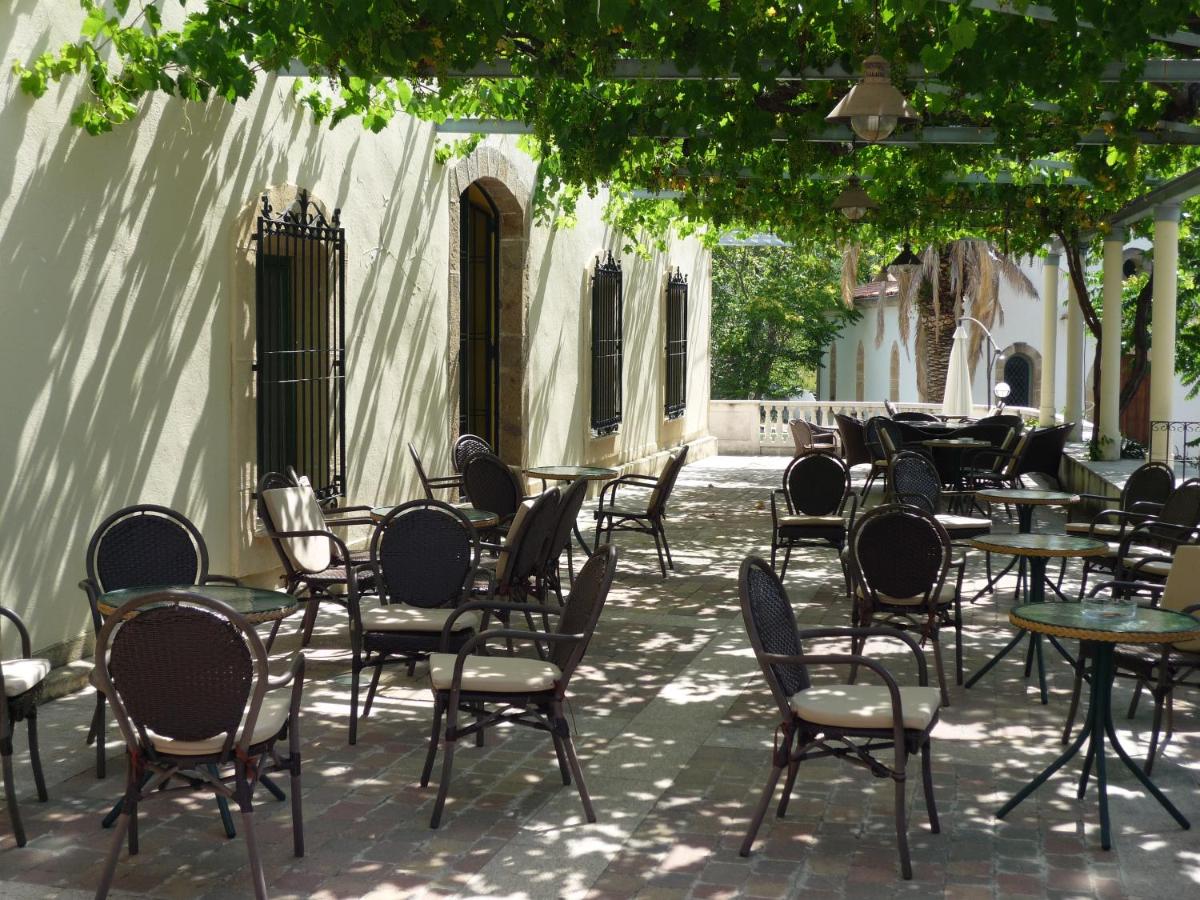 Un restaurante o sitio para comer en Salugral Termal Resort