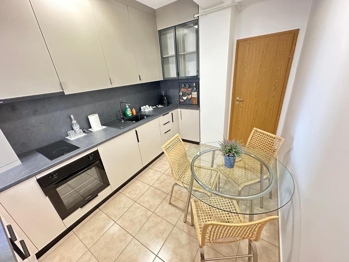 CENTRU UNIRII LUXURY VIP apartament cu TERASA exterioara amenaja si vedere panoramica Parcare subterana privata supravegheata video si doar cu rezervare in limita locurilor disponibile PROPRIETATE IN REGIM HOTELIEP - LOCATIE ULTRACENTRALA FARA BUCATARIE - Housity