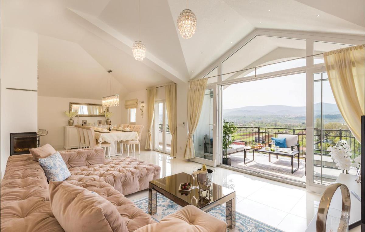 Six-Bedroom Holiday Home In Glavina Donja - Housity