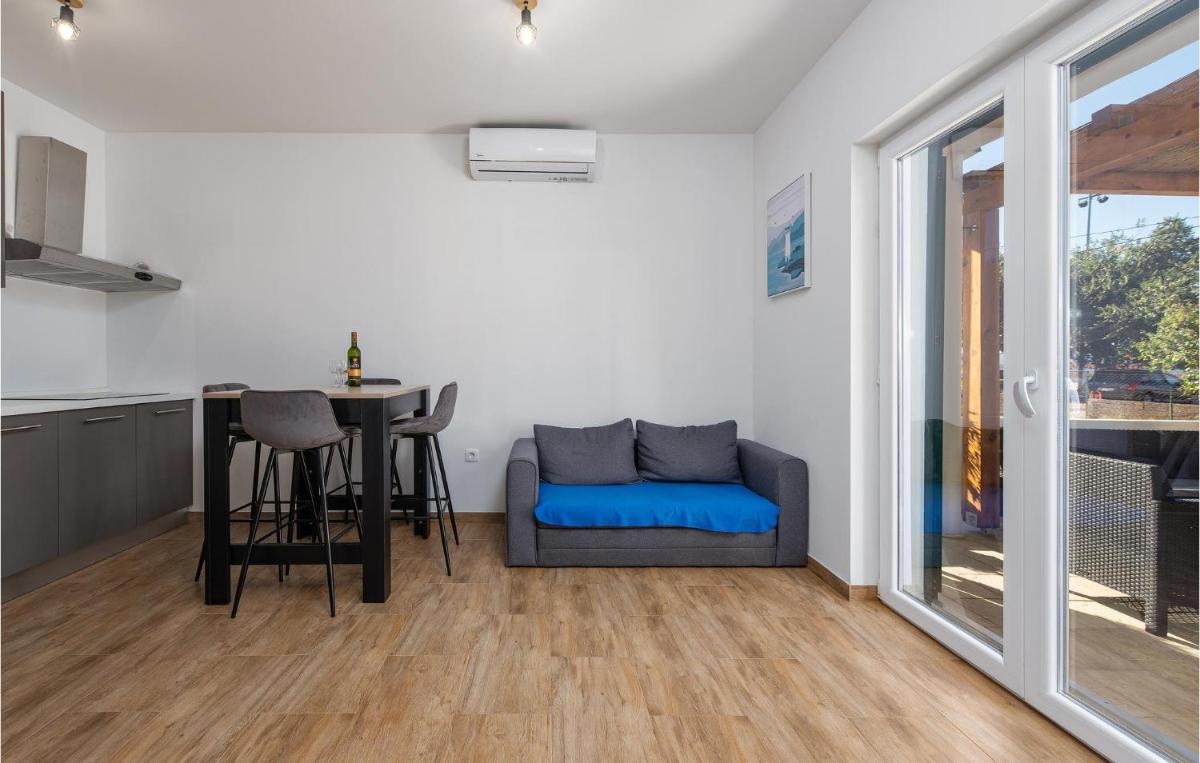Nice Apartment In Turanj With Kitchen - Housity