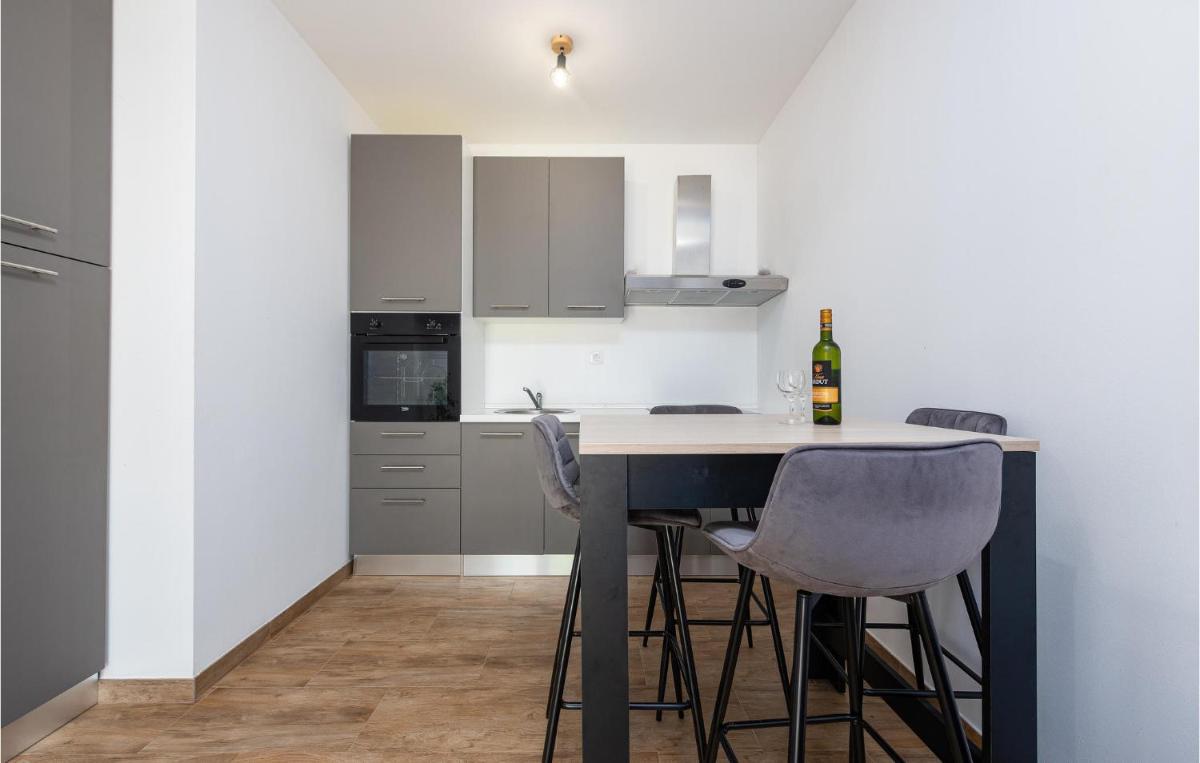 Nice Apartment In Turanj With Kitchen - Housity