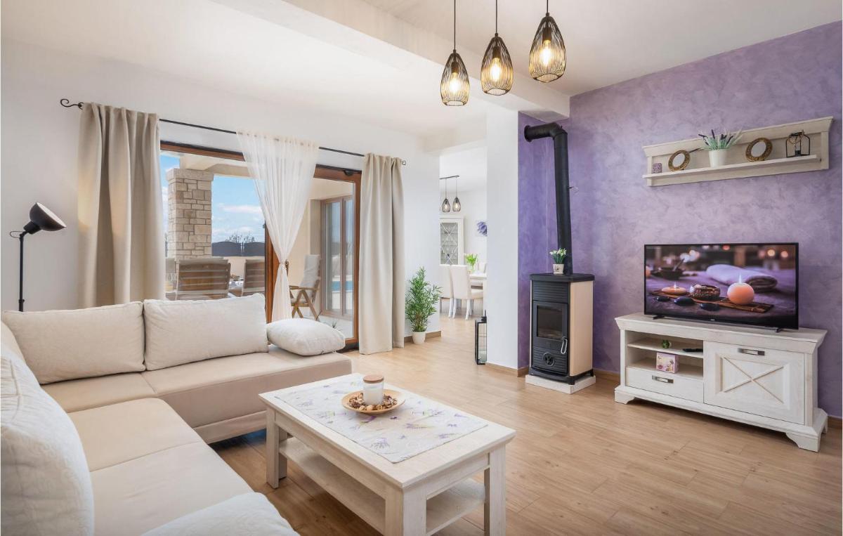 3 Bedroom Cozy Home In Kljuc - Housity