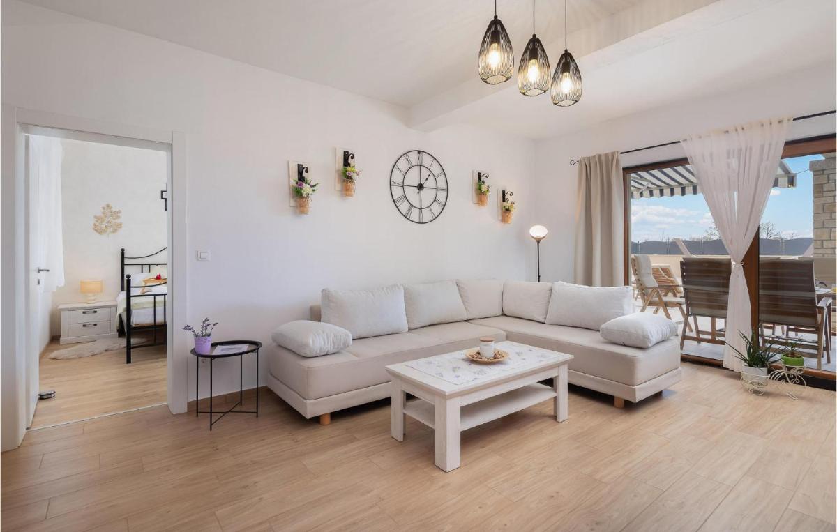 3 Bedroom Cozy Home In Kljuc - Housity