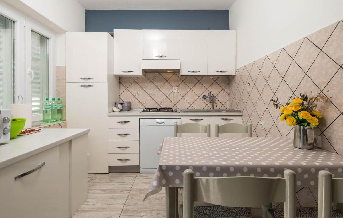 3 Bedroom Stunning Apartment In Stara Novalja - Housity