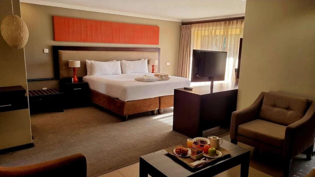 Cresta Riley's Hotel - Housity