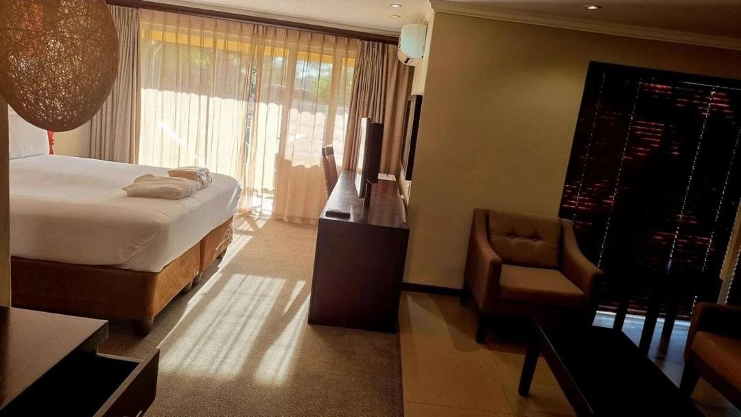 Cresta Riley's Hotel - Housity