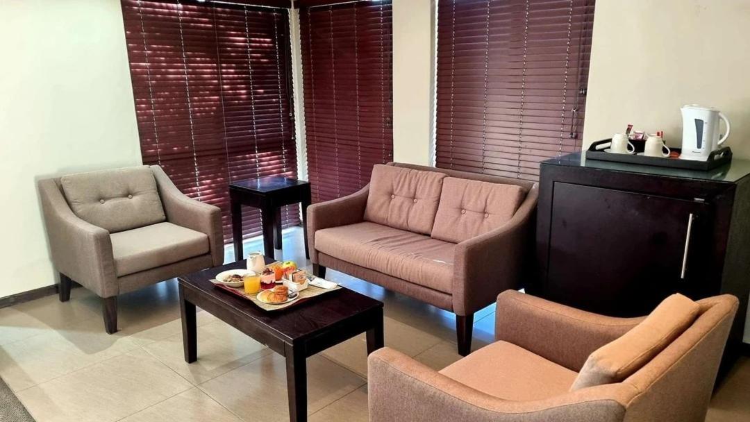 Cresta Riley's Hotel - Housity