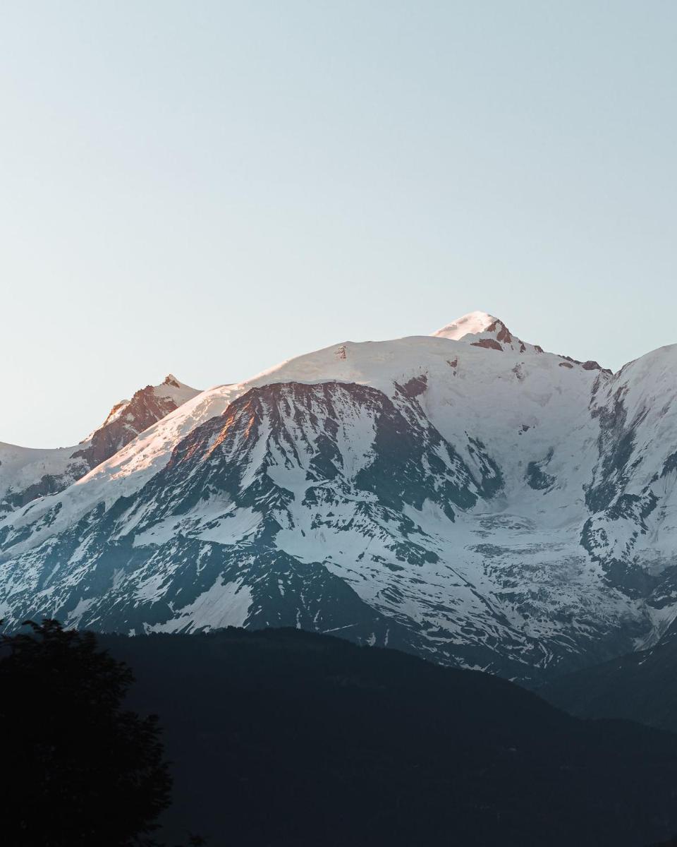 Vue générale sur la montagne ou vue sur la montagne depuis l'hôtel