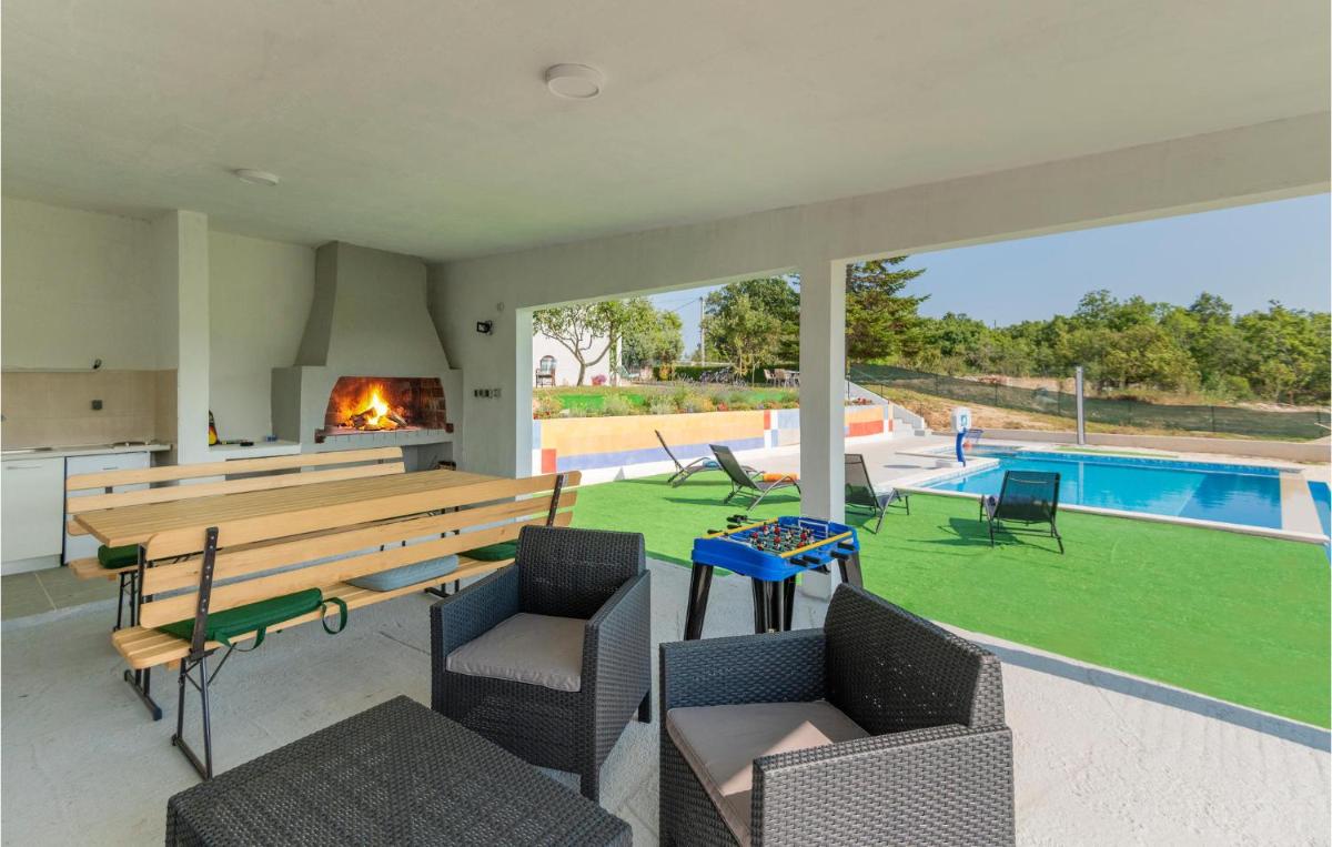 Three-Bedroom Holiday Home In Vinjani Gornji - Housity