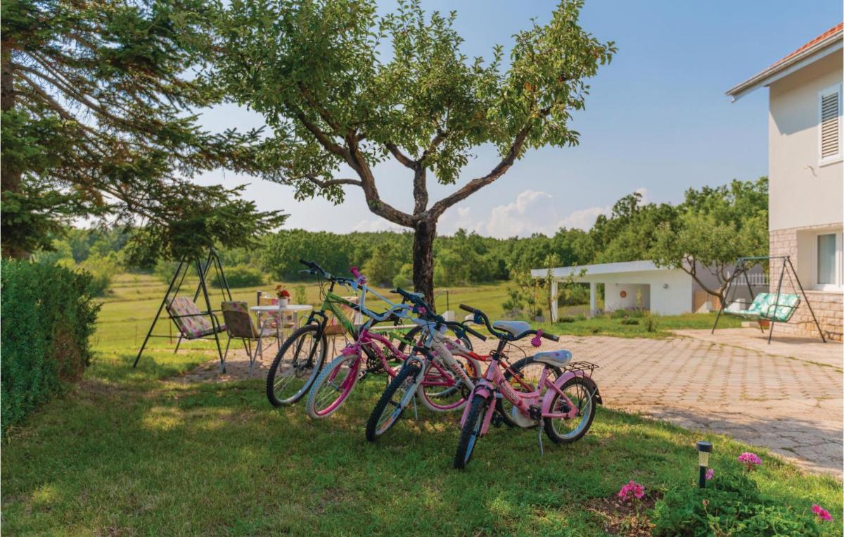 Three-Bedroom Holiday Home In Vinjani Gornji - Housity