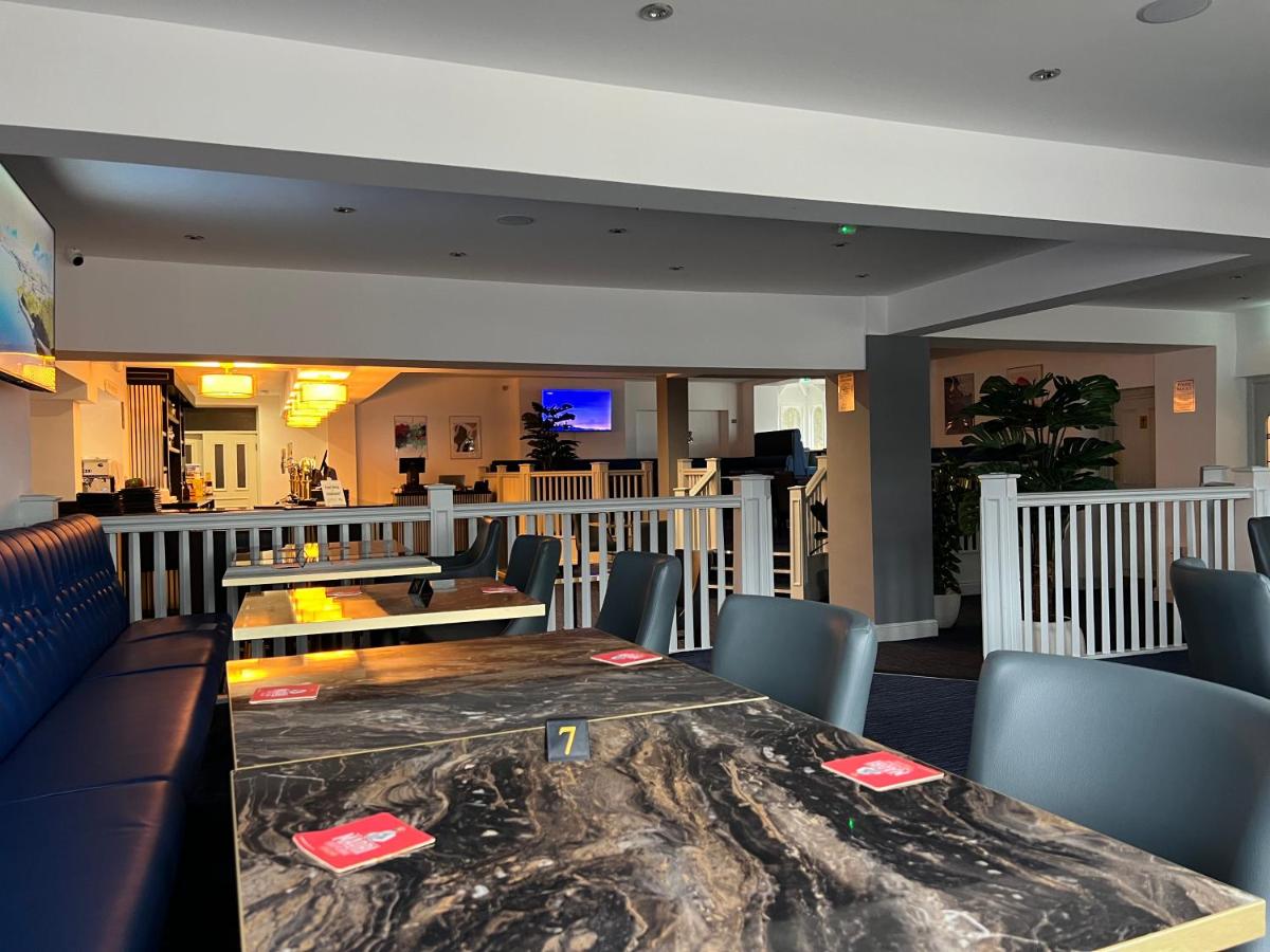 High Corner Hotel - Housity