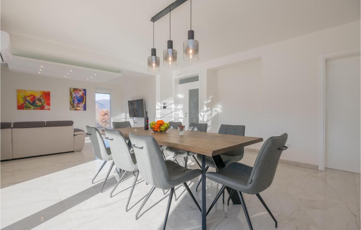 Stunning Home In Ivanbegovina With Wifi - Housity