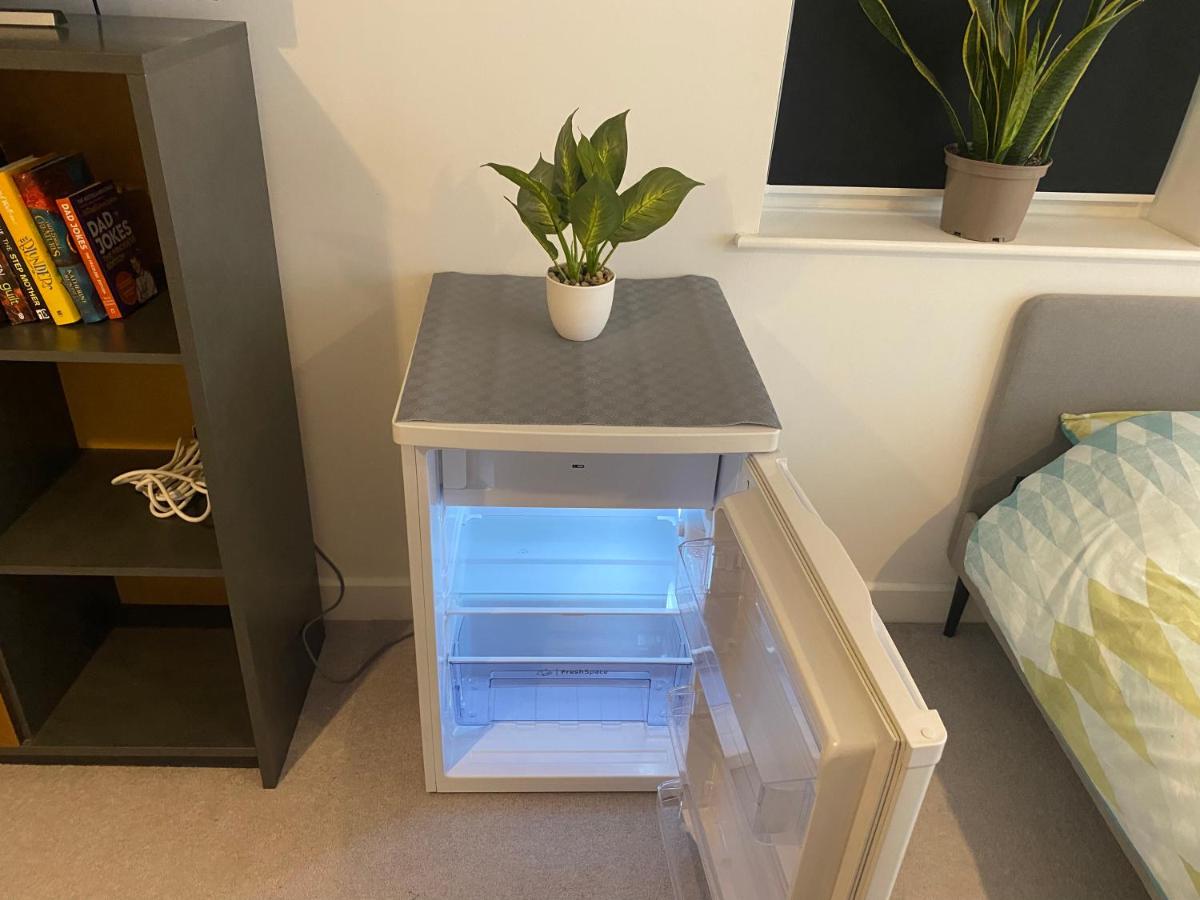Very Large Double Room with Corner Sofa, Sky TV, Netflix etc, Fridge and Microwave - Housity