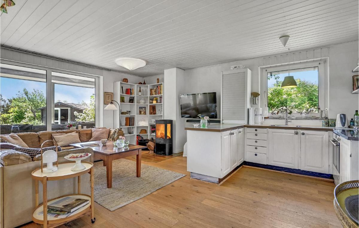 2 Bedroom Cozy Home In Egå - Housity