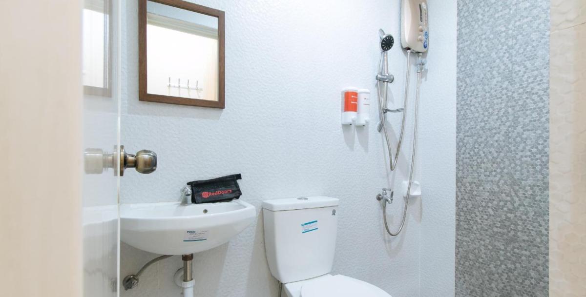 RedDoorz Plus near Lapasan Plaza Cagayan de Oro - Hizvo
