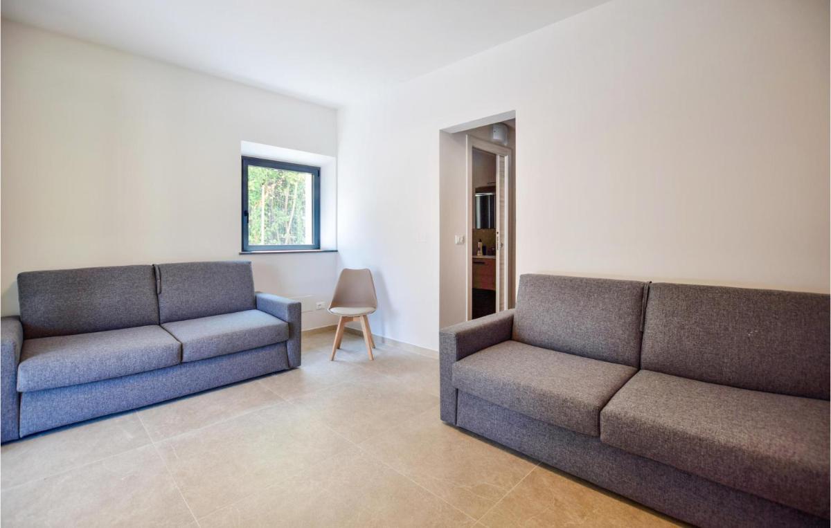 3 Bedroom Cozy Home In Piano Di Mommio - Housity