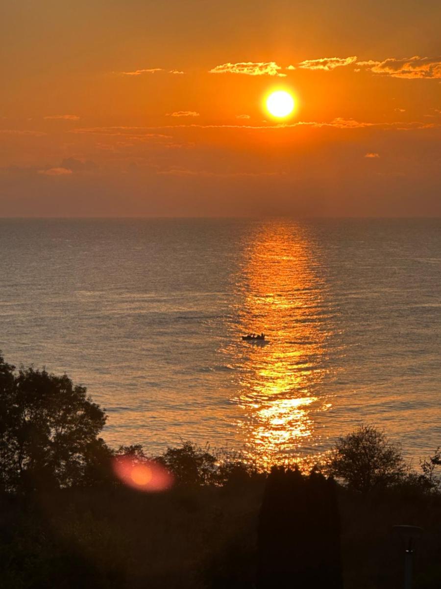 Тристаен апартамент с Панорама море в к-с Бей Вю Царево - Housity