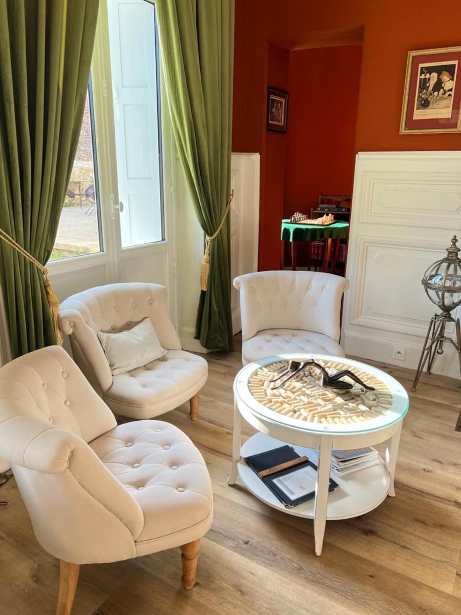 Coin salon dans l'établissement Château Hôtel Edward 1er