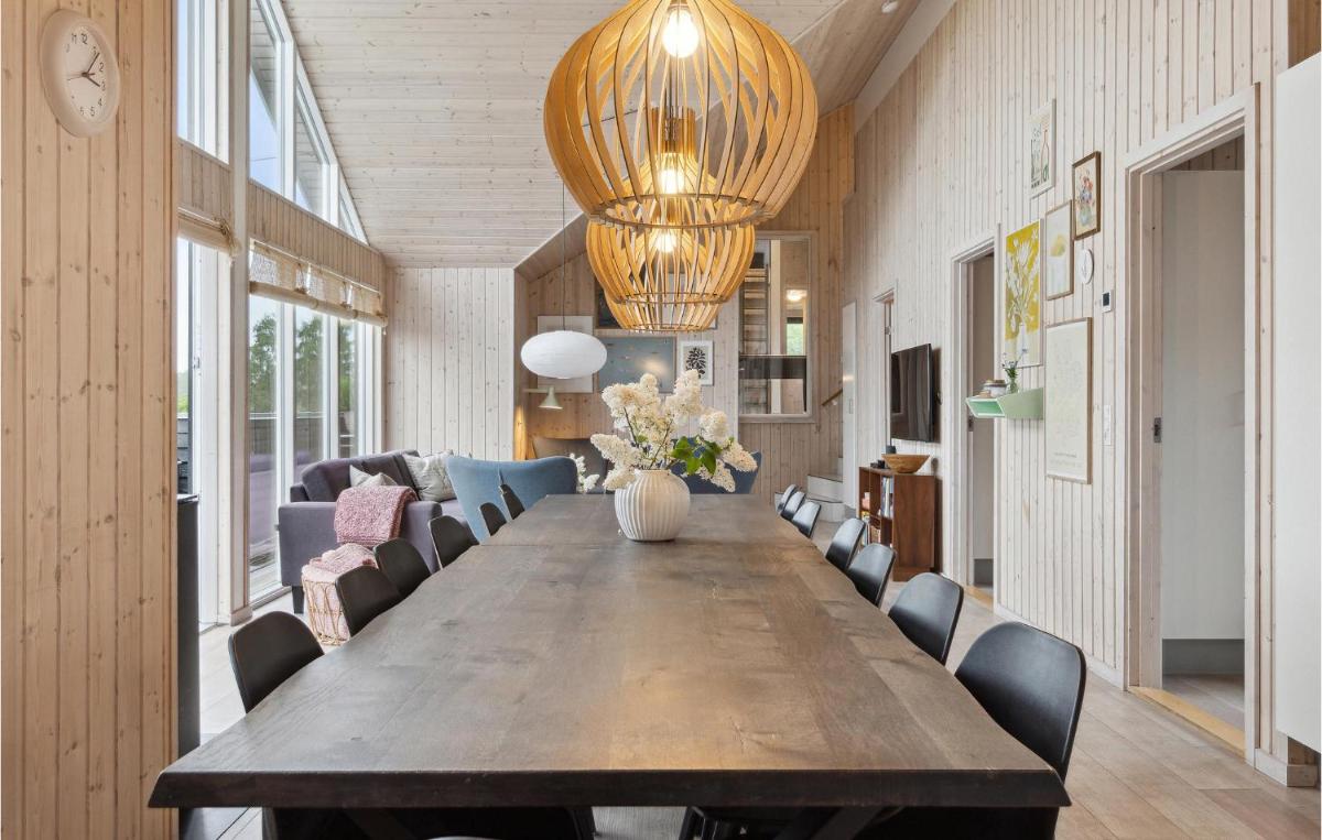 Amazing Home In Tisvildeleje With Sauna - Housity