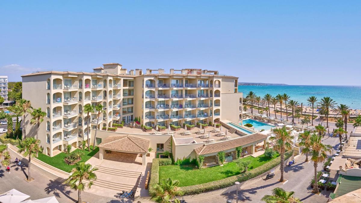 Una vista aérea del complejo con el océano al fondo. en Myseahouse Flamingo - Adults Only 4* Sup, en Playa de Palma