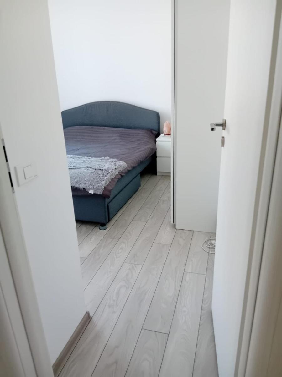 Deluxe 2 bedroom apartment with balcony and private parking - Housity