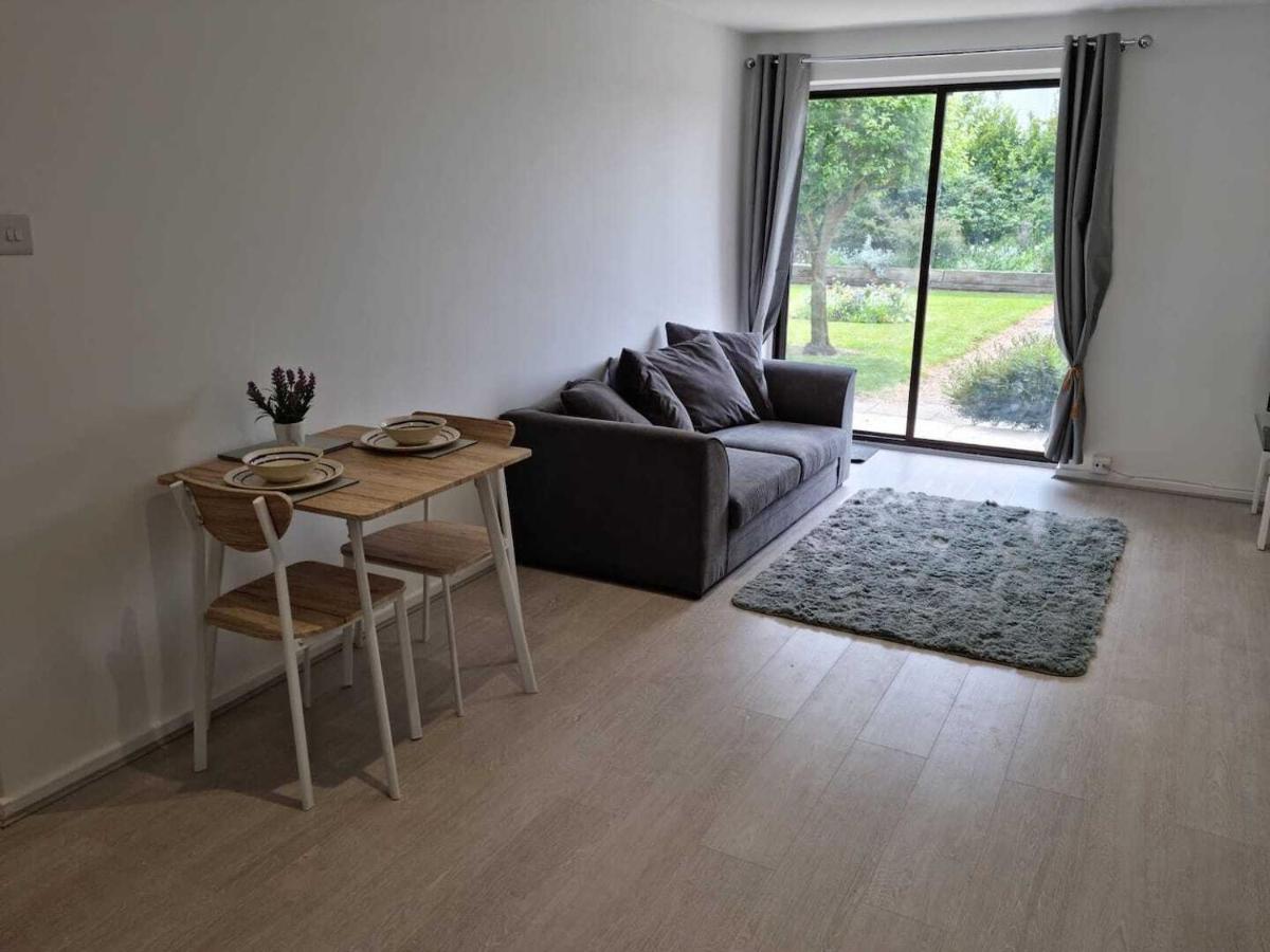 Waterfront Retreat - Modern Apartment - Housity