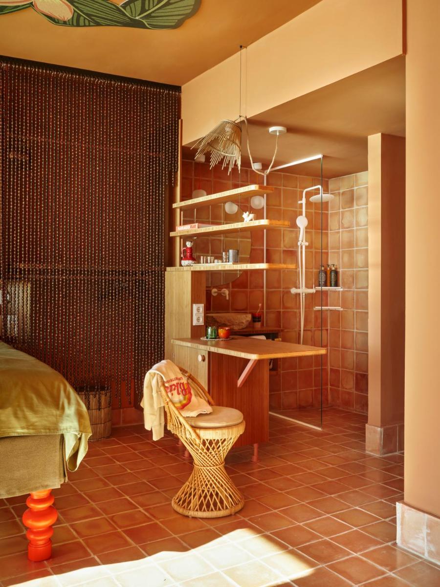 baño con ducha y banco en una habitación en Bikini Island & Mountain Hotel Es Trenc -Adults only-, en Colonia de Sant Jordi