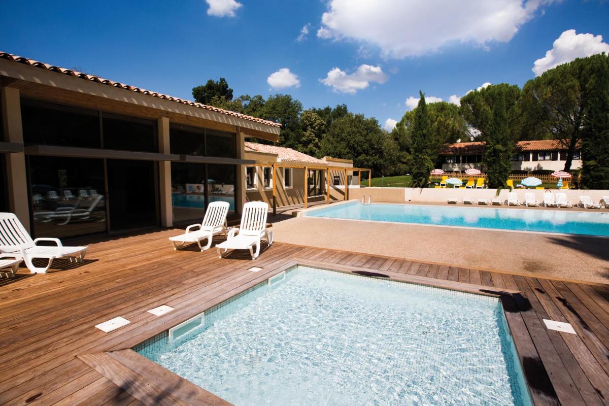 Piscine de l'établissement Club Vacances Bleues Domaine de Château Laval ou située à proximité