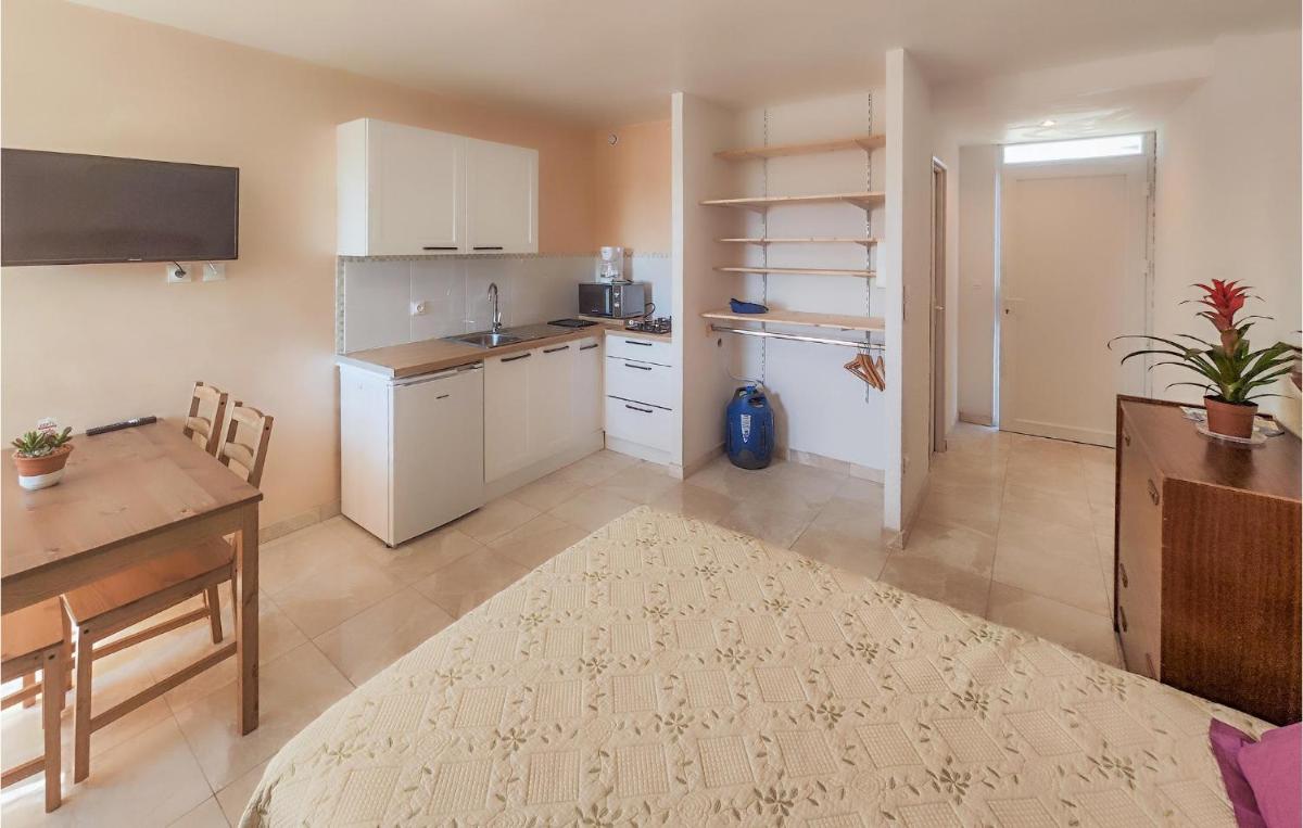 Stunning Apartment In Loupian - Housity