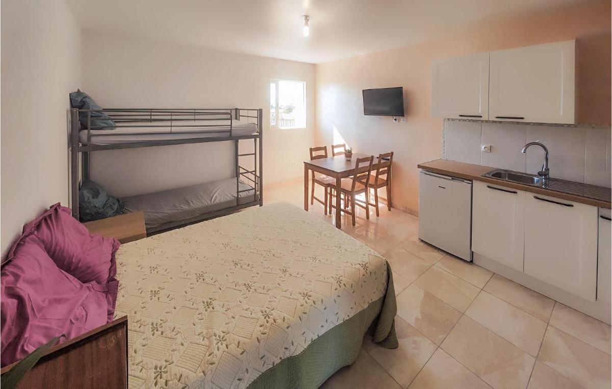 Stunning Apartment In Loupian - Housity