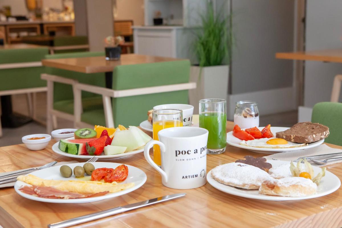 Comida en o cerca de este hotel