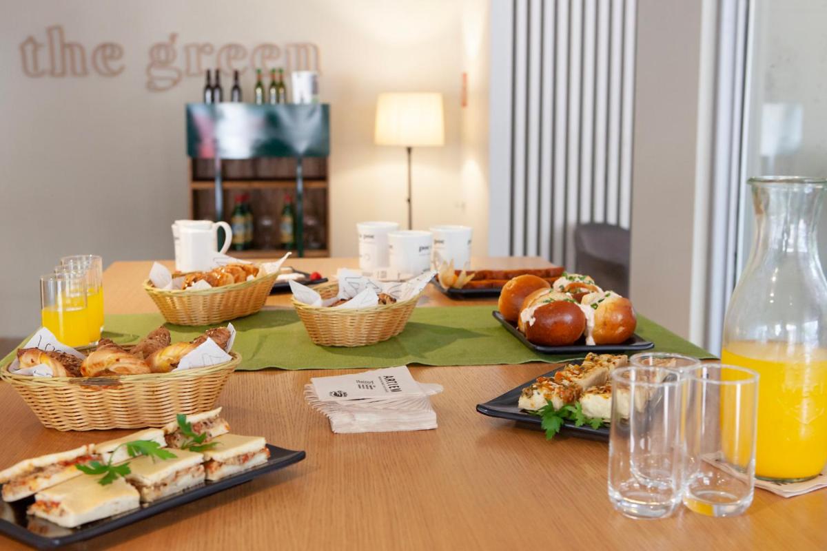 Comida en o cerca de este hotel