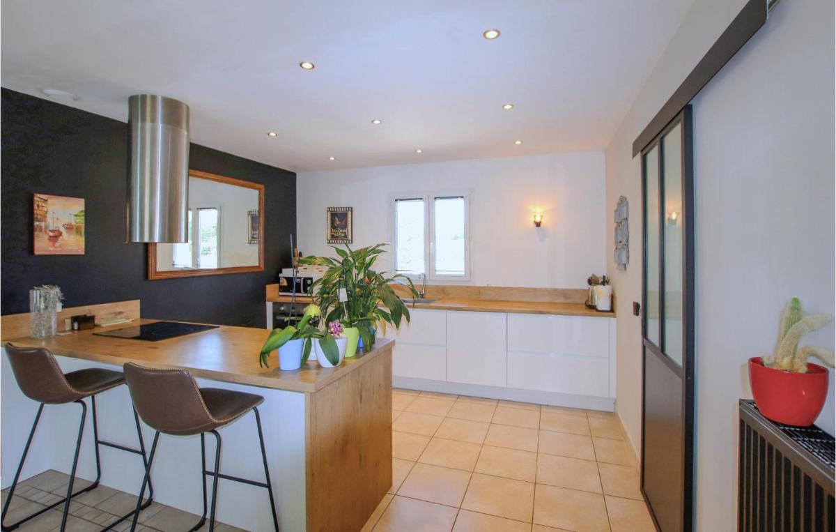 3 Bedroom Beautiful Home In Montélimar - Housity