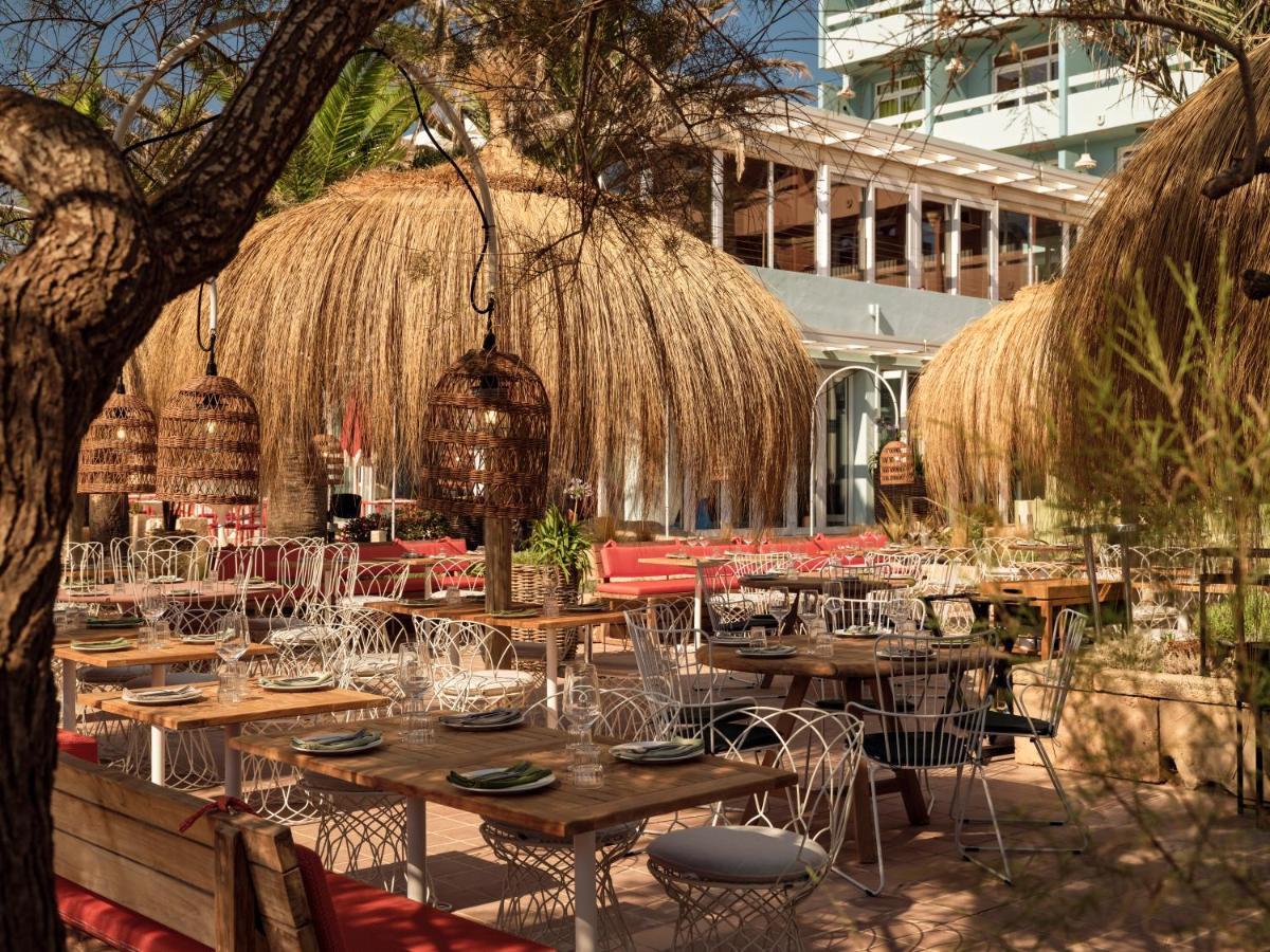 Un restaurante o sitio para comer en Bikini Island & Mountain Hotel Es Trenc -Adults only-