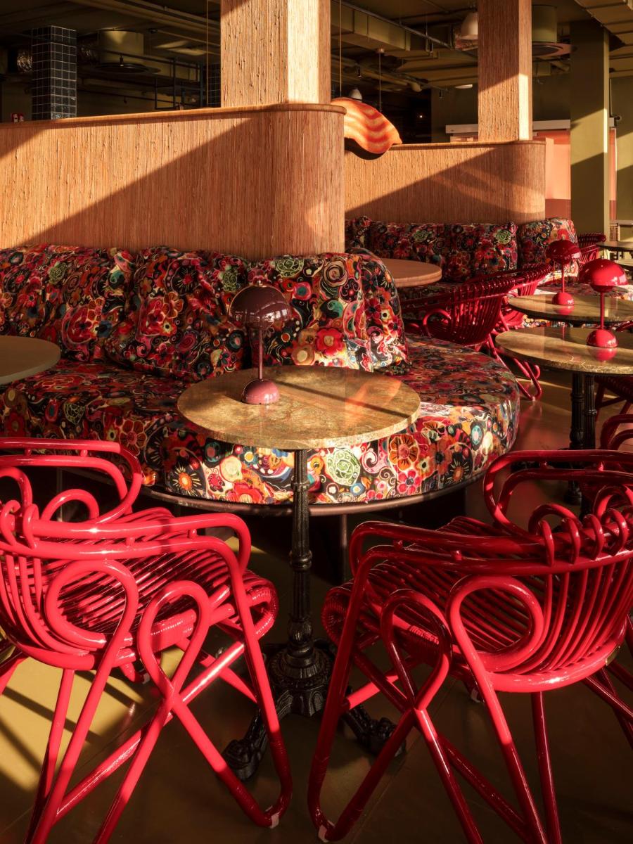 Un restaurante o sitio para comer en Bikini Island & Mountain Hotel Es Trenc -Adults only-