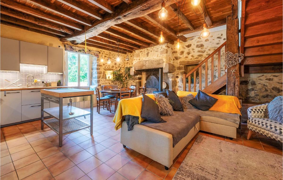 1 Bedroom Stunning Home In Argentonnay - Housity