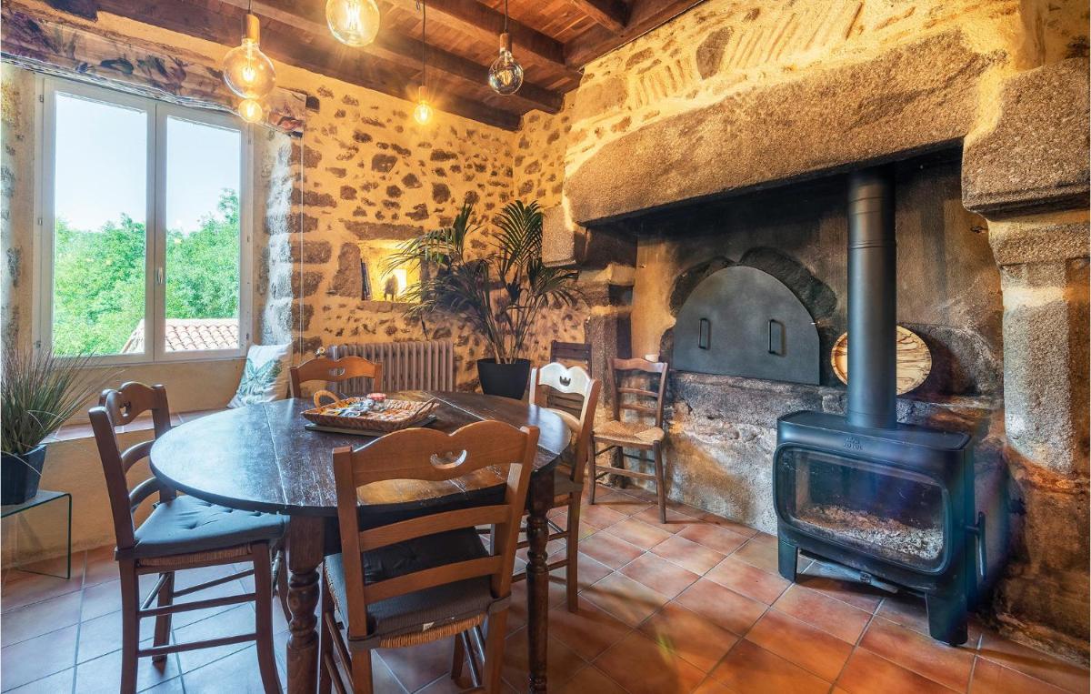 1 Bedroom Stunning Home In Argentonnay - Housity