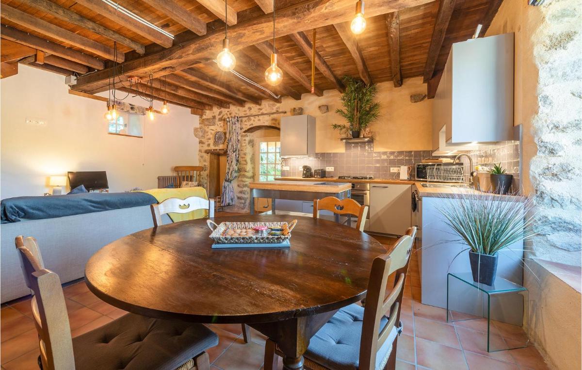 1 Bedroom Stunning Home In Argentonnay - Housity
